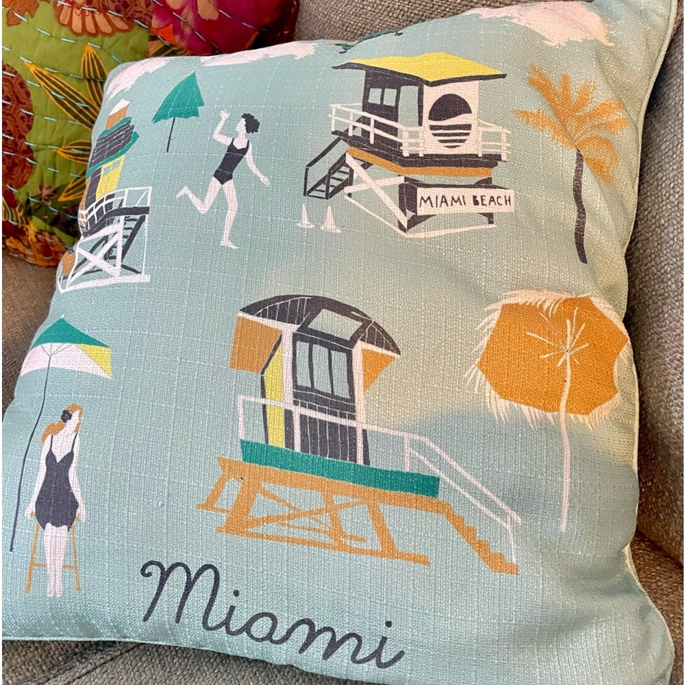 RETRO MIAMI THROW PILLOW🏖️